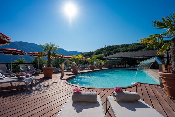 Piscine extérieure, parasols de plage, chaises longues