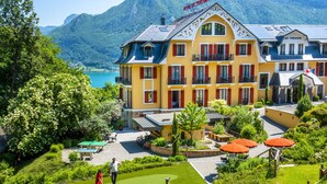 Un hôtel offrant une vue imprenable sur les montagnes, un parcours de golf et des espaces de détente en plein air.