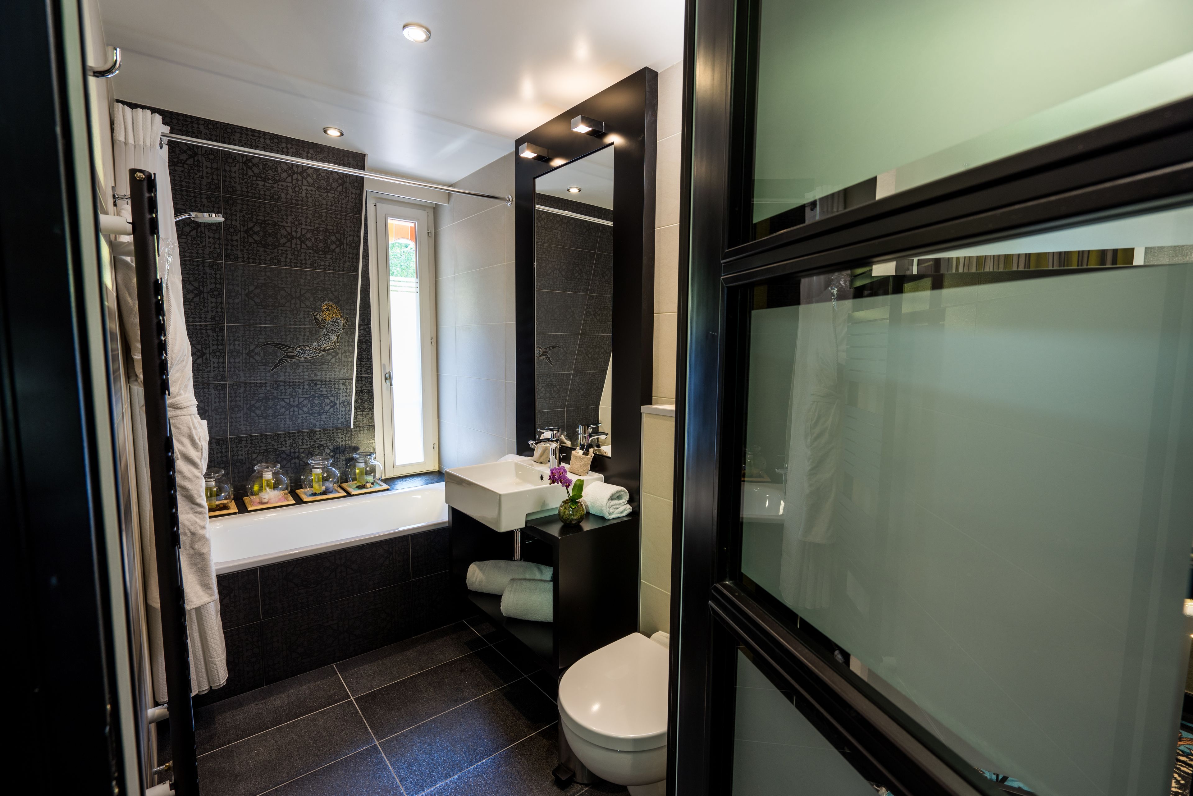 Ein modernes Badezimmer mit Dusche, Toilette und Waschbecken.