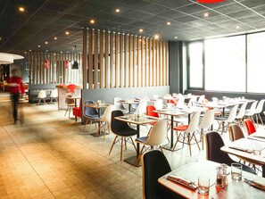 S'hi serveixen esmorzars, dinars, sopars i plats de cuina internacional 