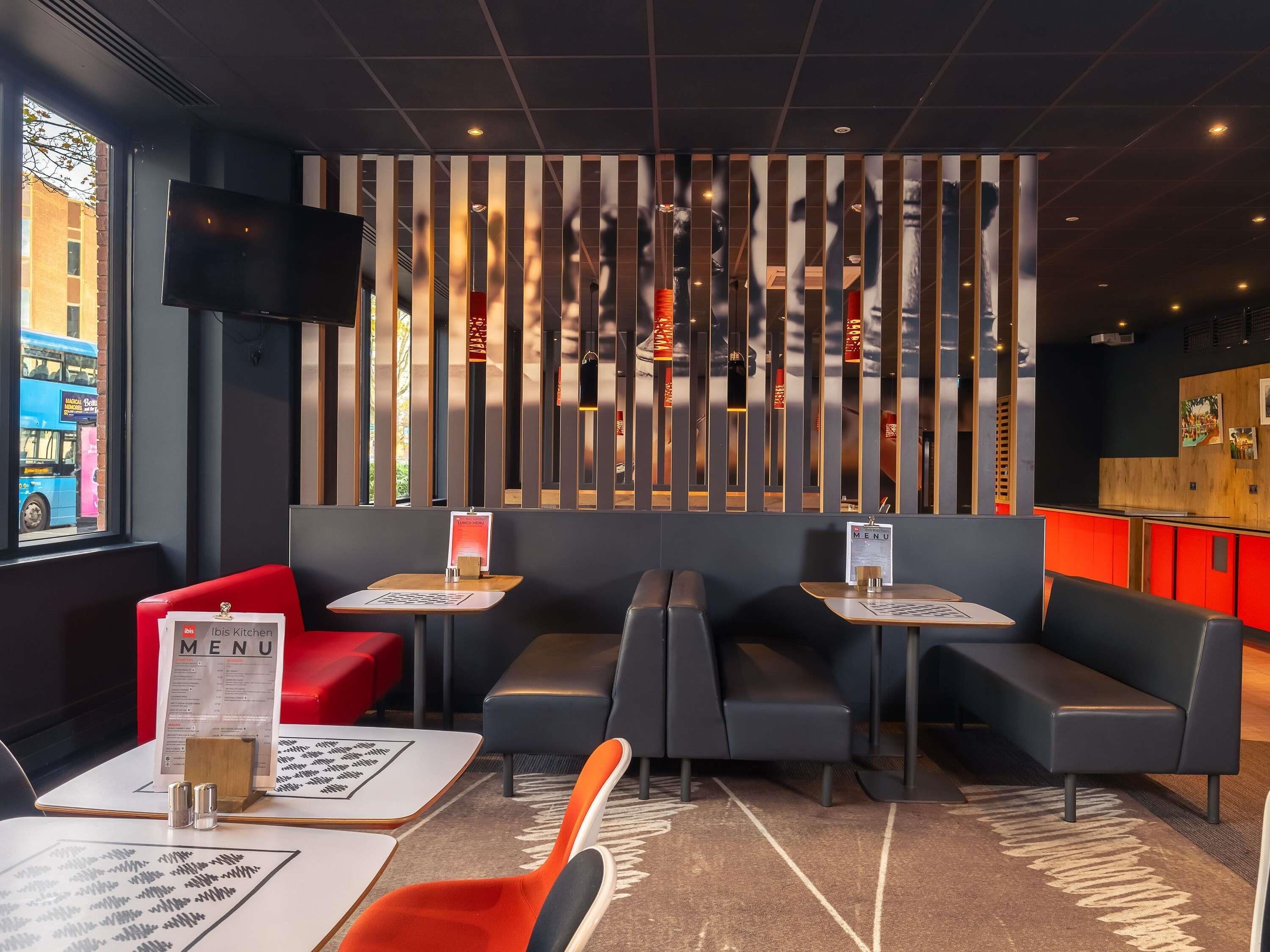 Se sirven desayunos, comidas, cenas y cocina internacional 