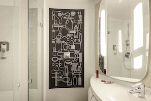 Douche, articles de toilette écologiques, sèche-cheveux