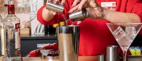Un barman verse une boisson dans un shaker.