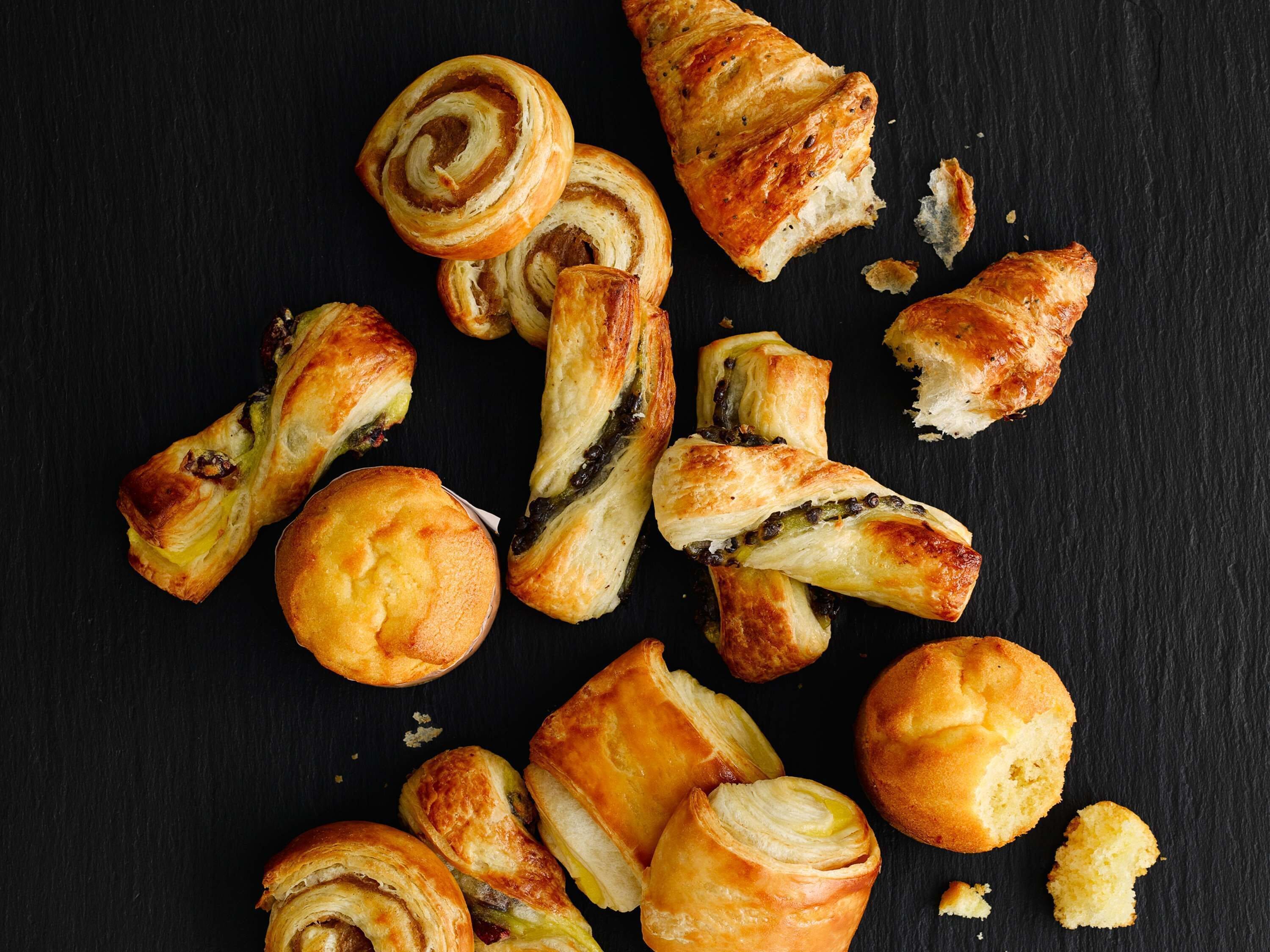 Diverse gebakjes op een donker oppervlak.