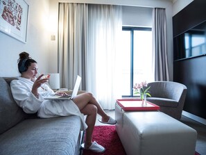 套房 | 迷你吧、客房内保险箱、办公桌、遮光窗帘