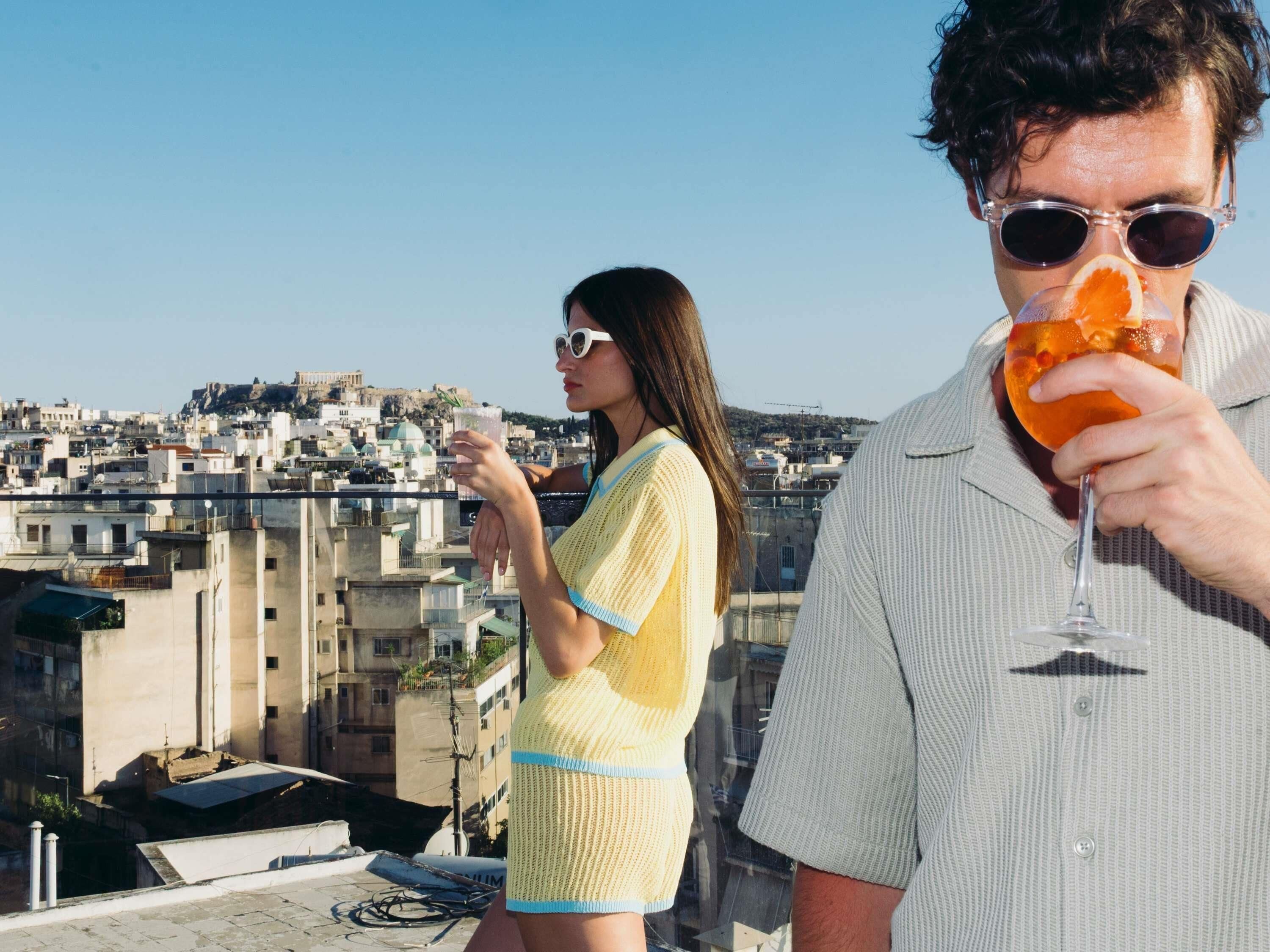 Una terrazza sul tetto con vista sulla città, che include una struttura collocate su una collina.