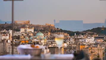 2 bars/lounges, poolside bar