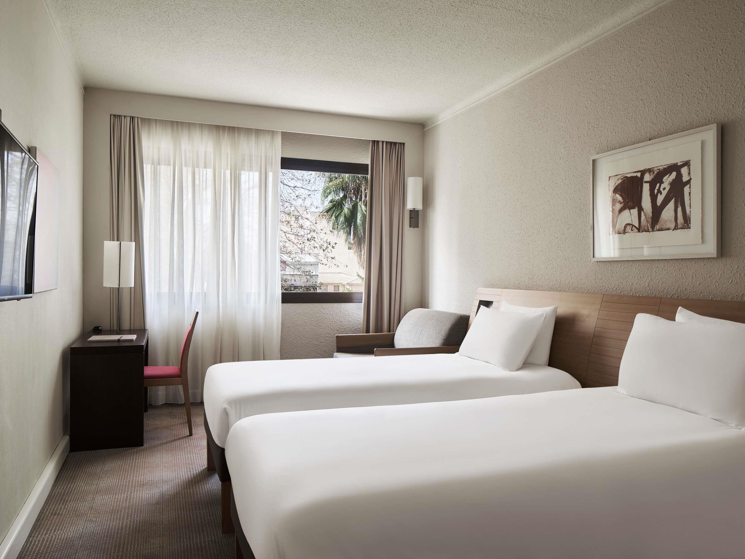 Minibar, caja de seguridad en la habitación y escritorio 