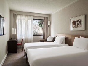 Standard Twin Room, 2 Single Beds and 1 Single Sofa Bed | Minibar, in-room safe, desk, blackout drapes - Novotel Athenes (Athens)