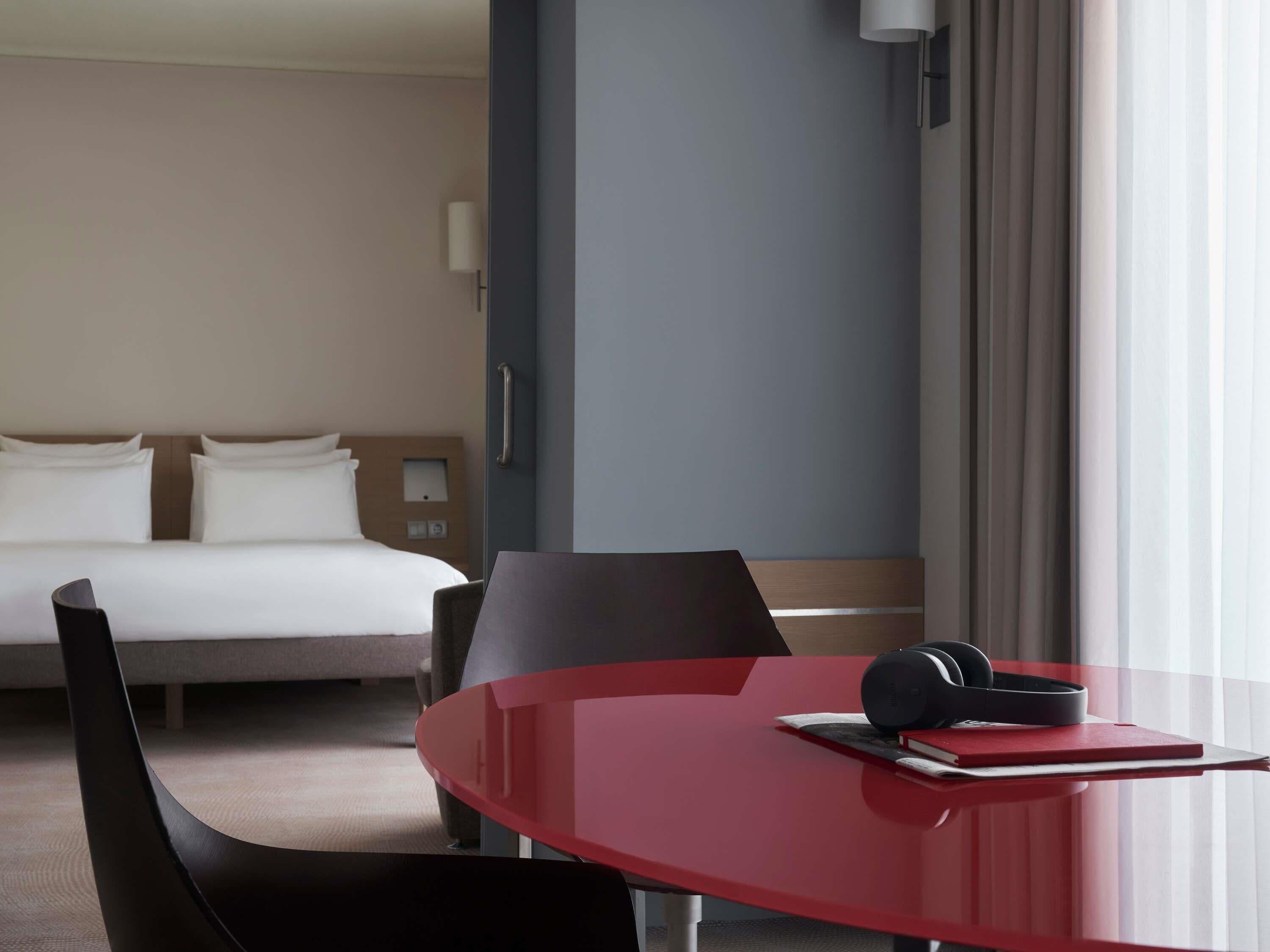 ميني بار وخزنة داخل الغرفة ومكتب وستائر تعتيم