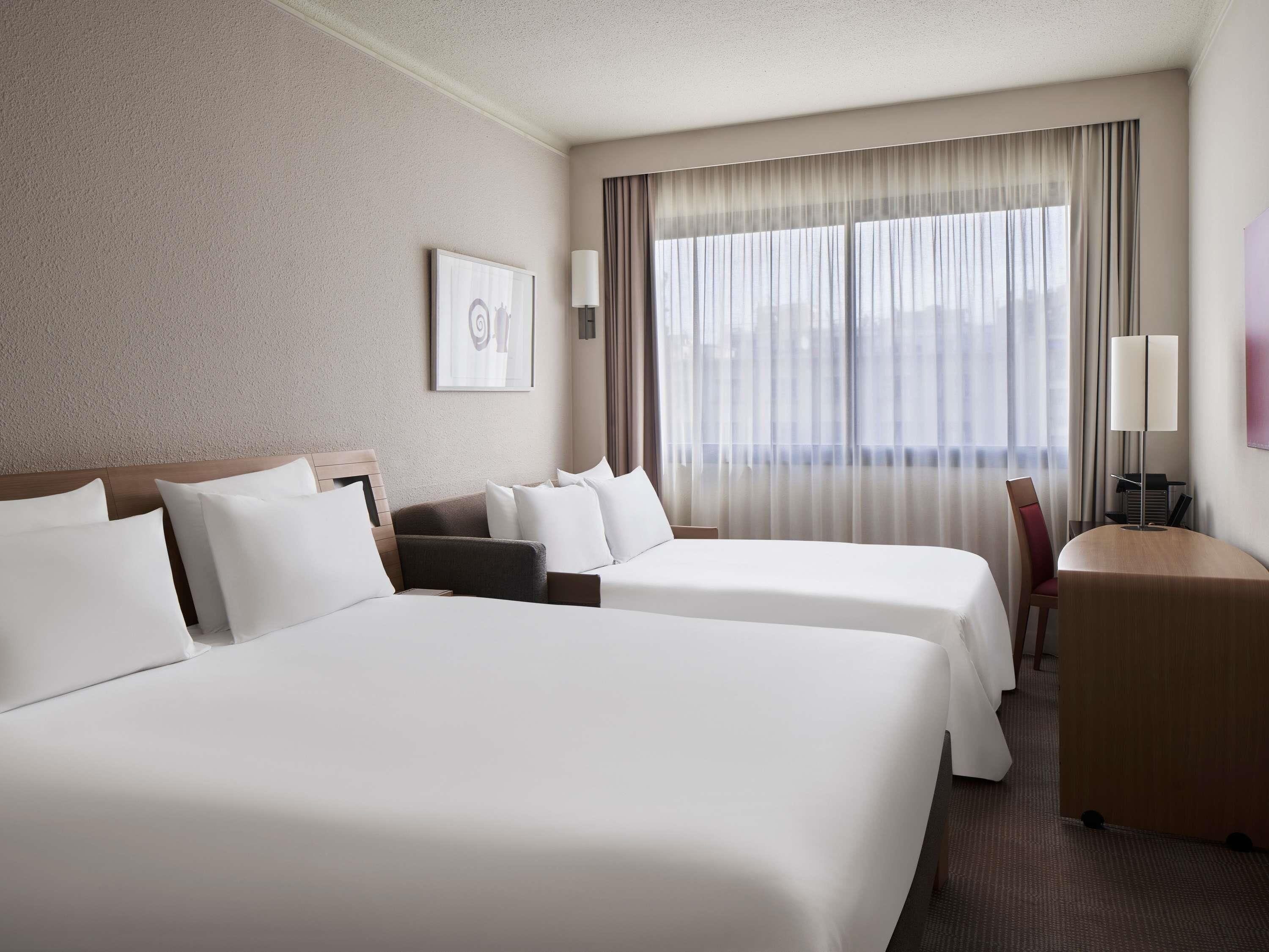 Rom – executive | Minibar, safe på rommet, skrivebord og blendingsgardiner