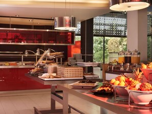 Daily full breakfast (EUR 15 per person) - Novotel Athenes (Athens)