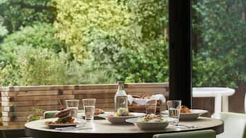 2 restaurants, breakfast served