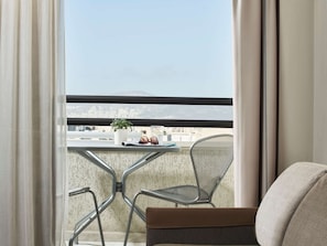 Executive room with balcony | Minibar, in-room safe, desk, blackout drapes