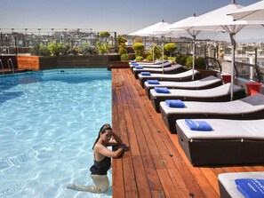 Seasonal outdoor pool, open 10:00 AM to 7:00 PM, pool umbrellas - Novotel Athenes (Athens)