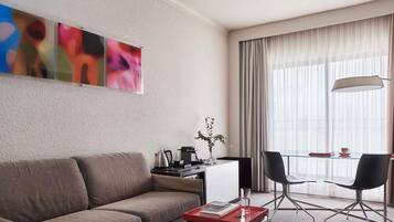 Minibar, coffres-forts dans les chambres, bureau, rideaux occultants