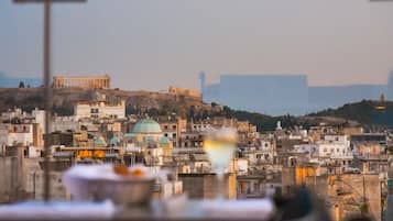 2 restaurantes, se sirve desayuno