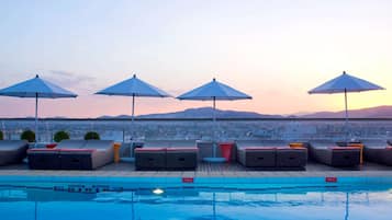 2 bars/lounges, poolside bar