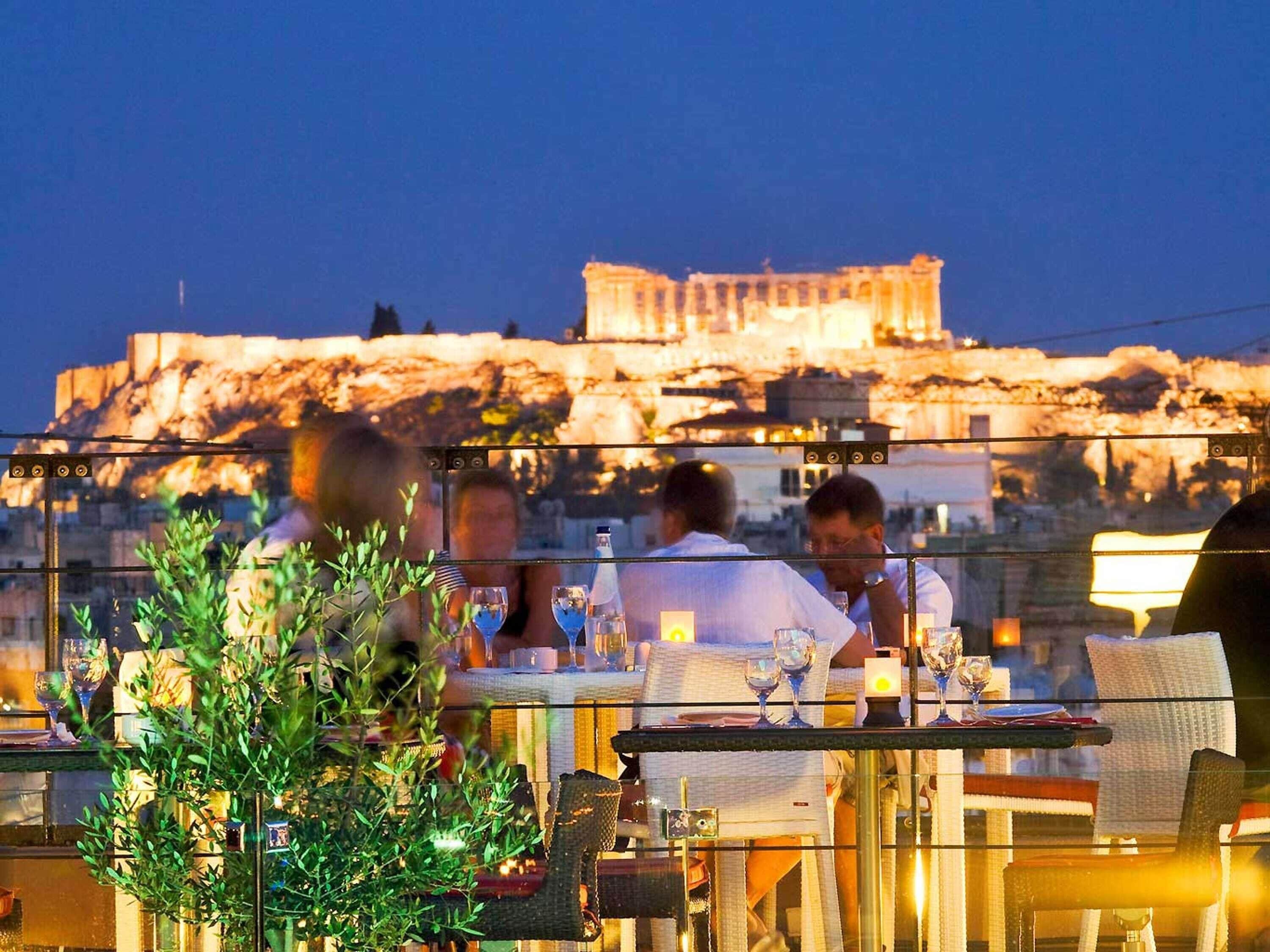 Här finns 2 restauranger som serverar frukost.