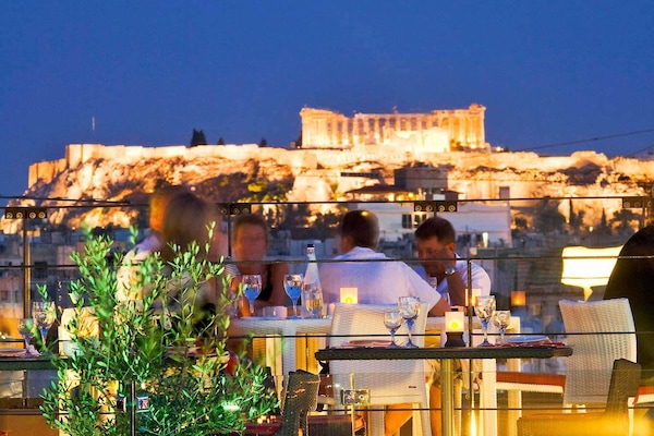 2 restaurants, breakfast served