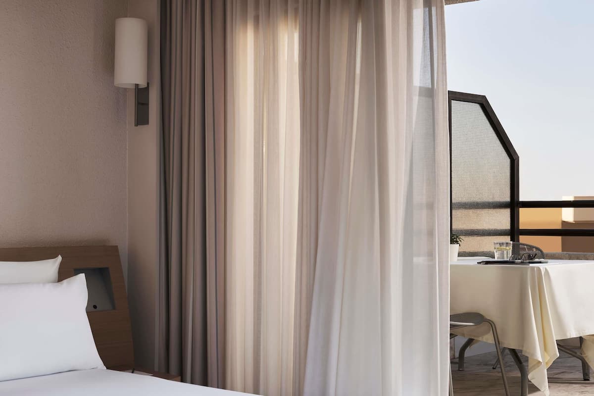 Executive room with balcony | Minibar, in-room safe, desk, blackout curtains