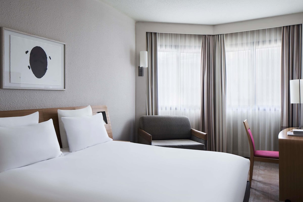 Standard Double Room | Minibar, in-room safe, desk, blackout curtains