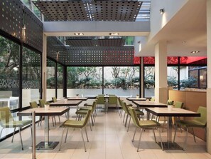 2 restaurants, breakfast served