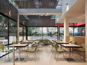 2 restaurants, breakfast served