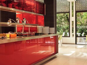 Colazione completa, servita tutte le mattine (15 EUR a persona) 