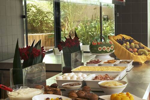 2 restaurants; breakfast, lunch, and dinner served