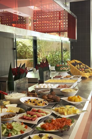 2 restaurants, breakfast served