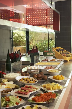 2 restaurants, breakfast served