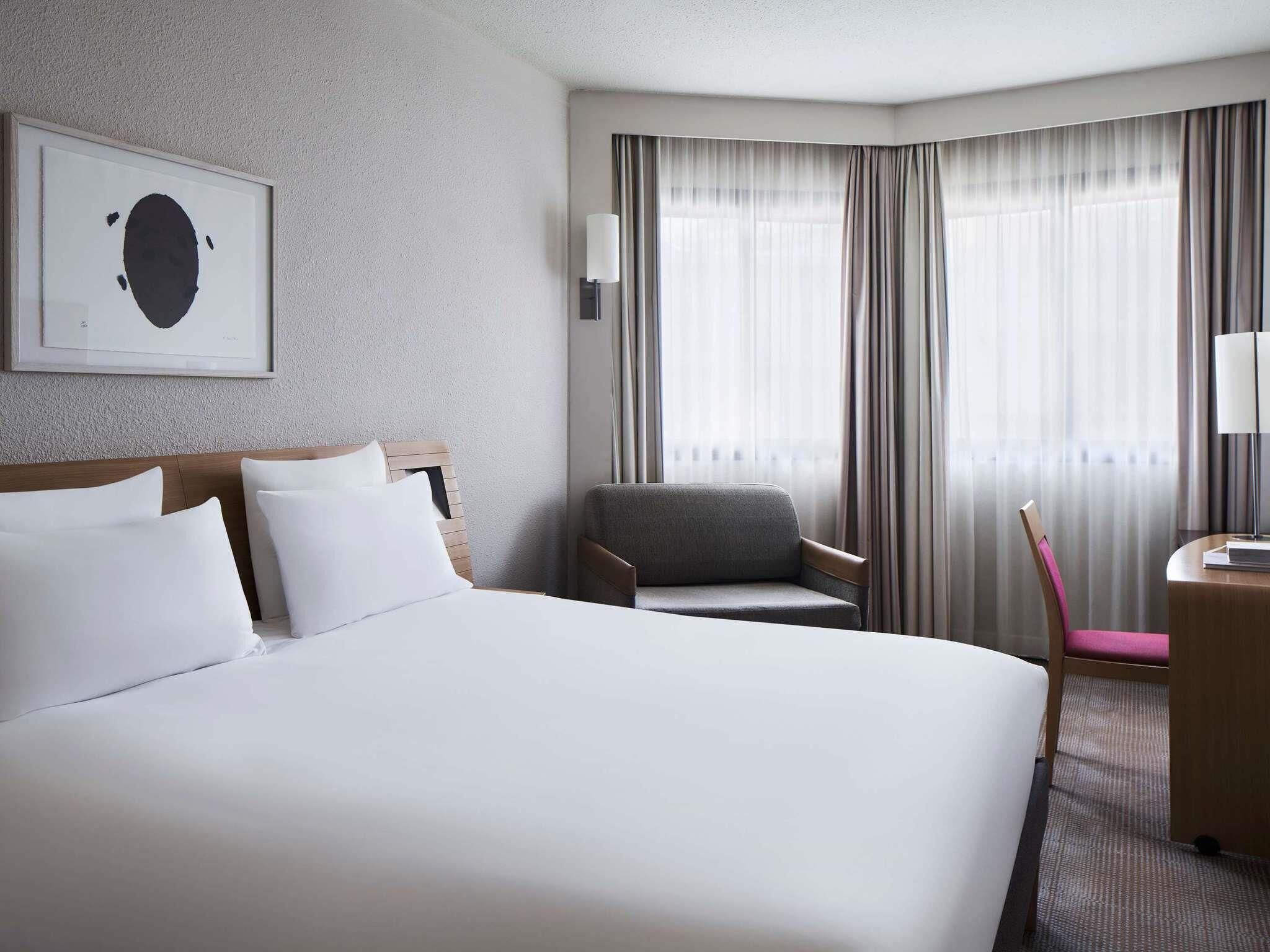 Standaard tweepersoonskamer, 1 tweepersoonsbed | Een minibar, een kluis op de kamer, een bureau, verduisterende gordijnen
