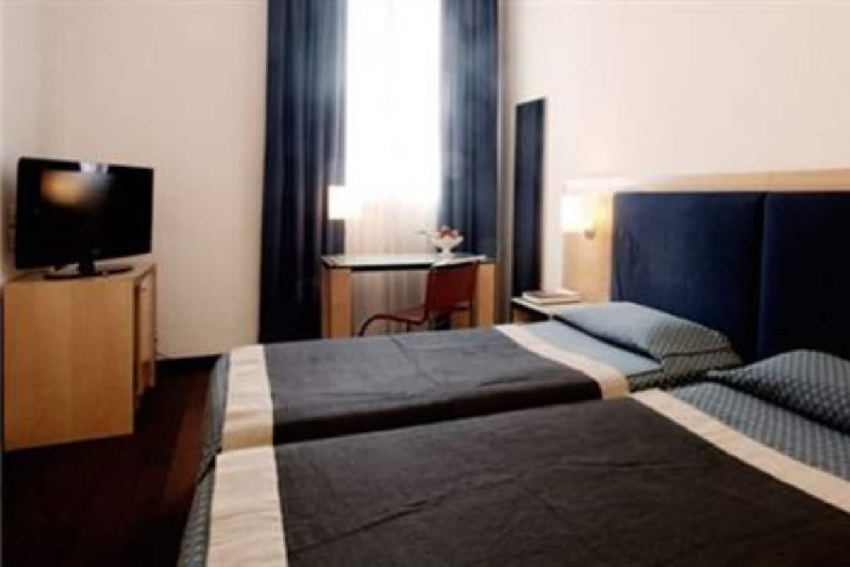 Hypo-allergenic bedding, minibar, in-room safe, desk
