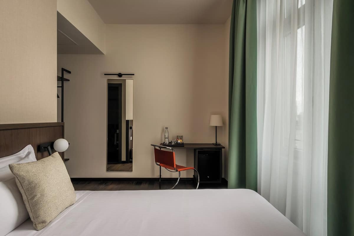 Hypo-allergenic bedding, minibar, desk, blackout drapes
