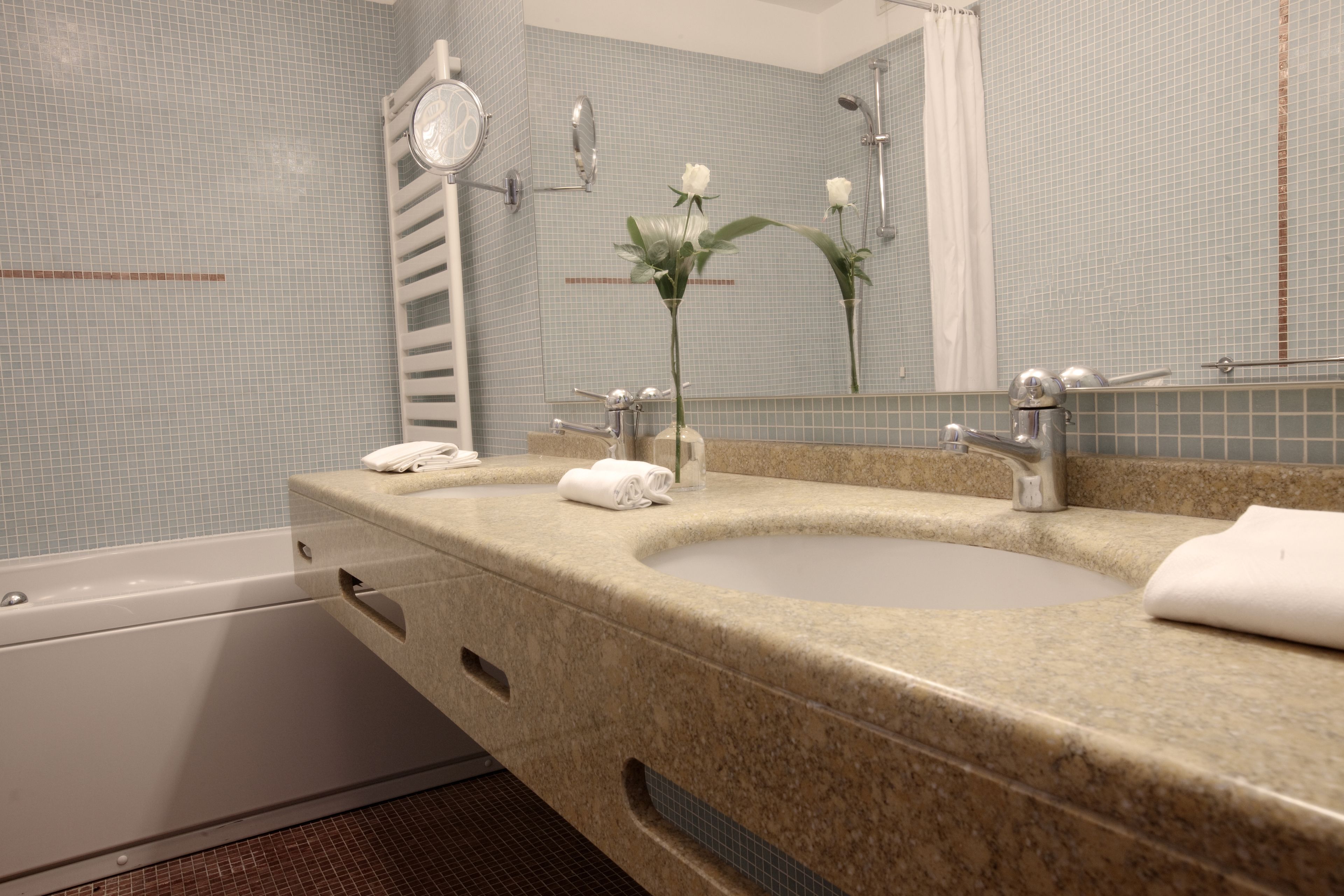 double room | bathroom | free toiletries, hair dryer, slippers, bidet