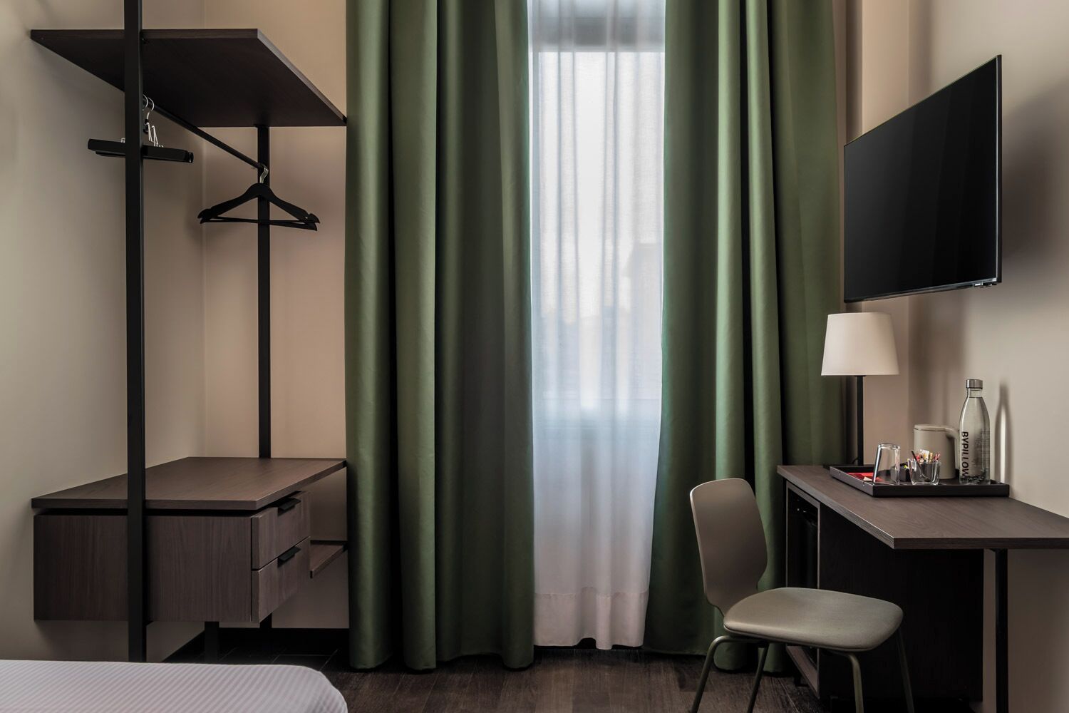 Singola Standard | Biancheria da letto ipoallergenica, minibar, una scrivania