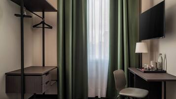 Singola Standard | Biancheria da letto ipoallergenica, minibar, una scrivania