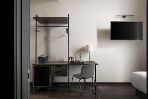 Superior Single Room | Hypo-allergenic bedding, minibar, desk, blackout drapes
