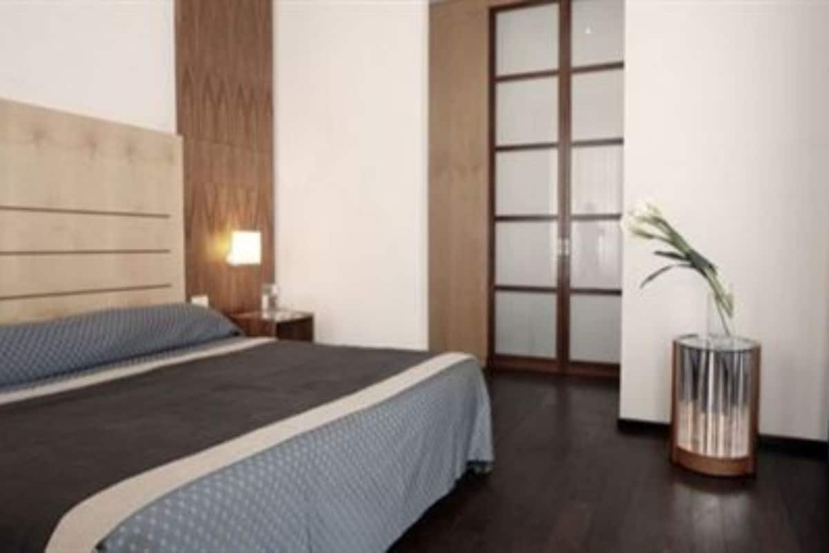 Double Room | Hypo-allergenic bedding, minibar, in-room safe, desk