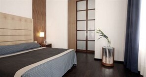 Hypo-allergenic bedding, minibar, in-room safe, desk