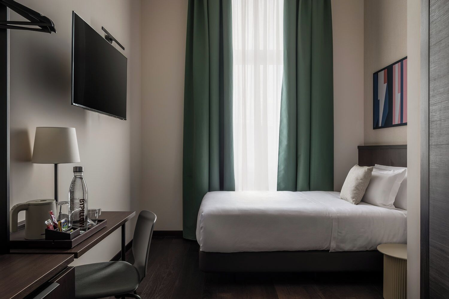 Superior Single Room | Hypo-allergenic bedding, minibar, desk, blackout drapes