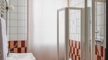 Chambre Simple Standard | Salle de bain accessible aux personnes à mobilité réduite