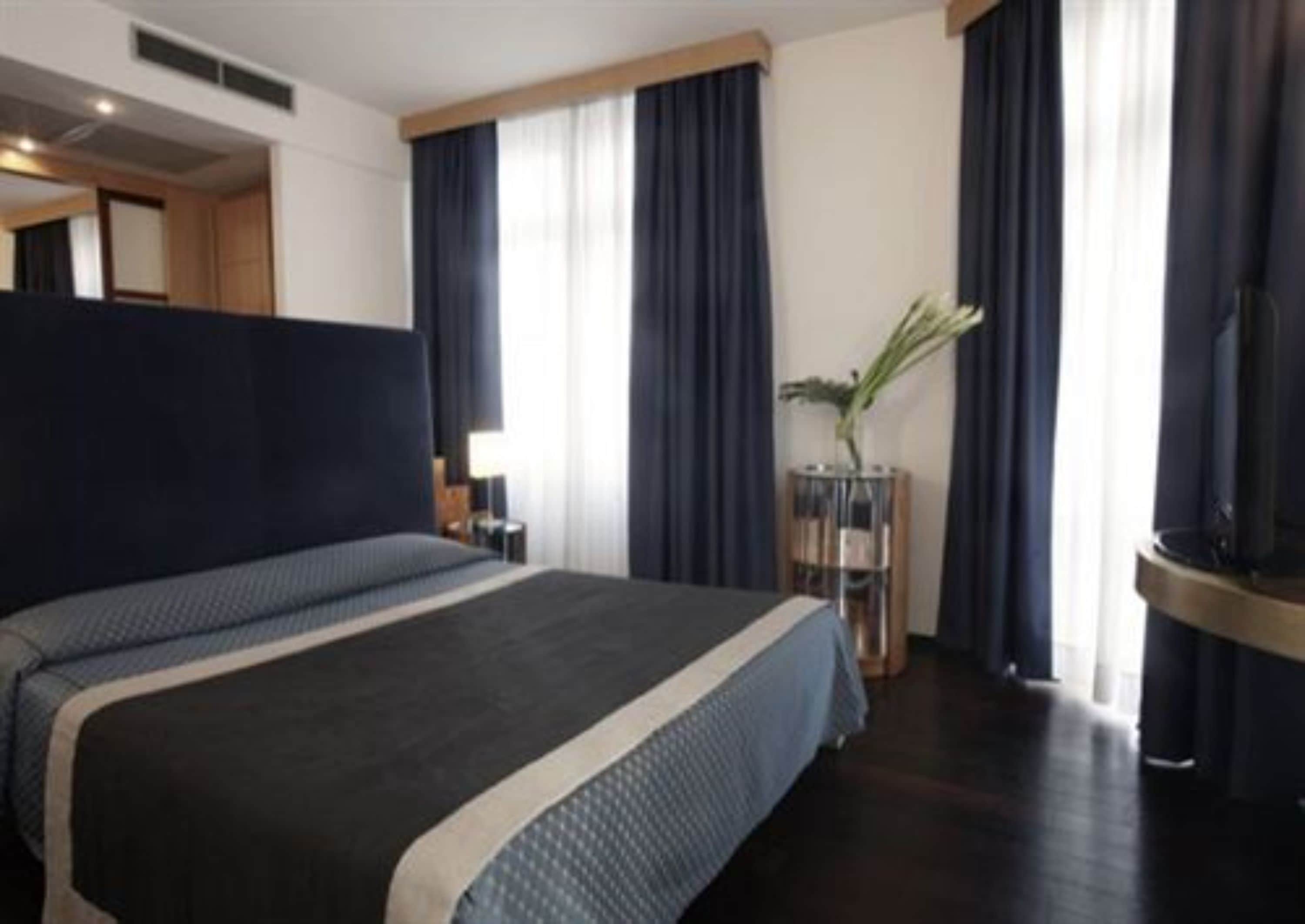 double room | 1 bedroom, hypo-allergenic bedding, minibar, in-room safe