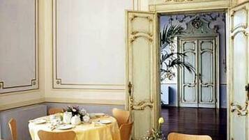 Daily continental breakfast (EUR 14 per person)