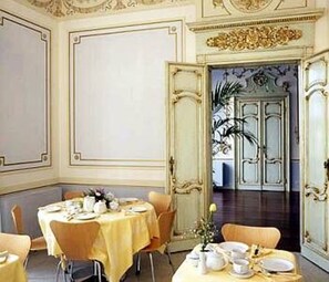 Daily continental breakfast (EUR 14 per person) - Hotel Grand'Italia (Padova)