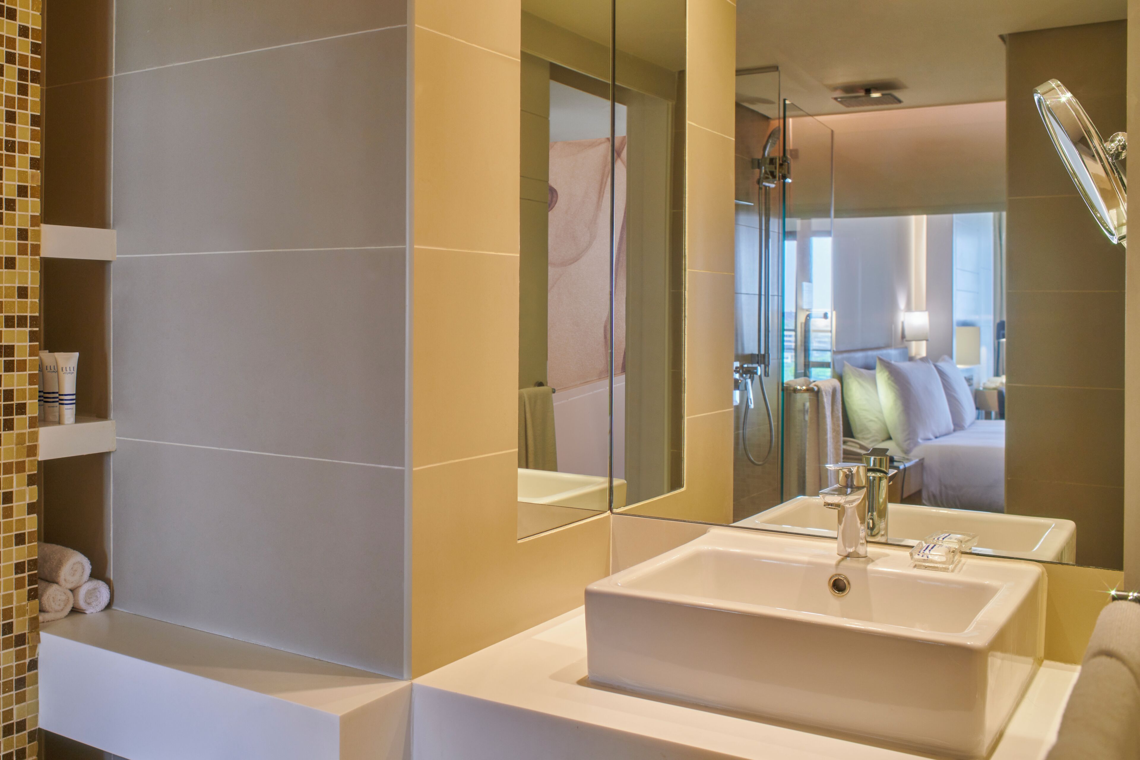 Separate tub and shower, hydromassage showerhead, hair dryer, bathrobes