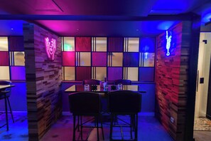 2 barer/lounger och bar vid poolen