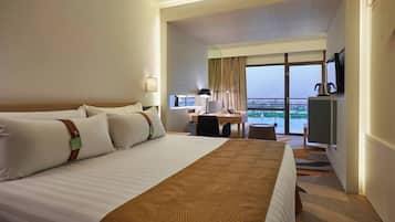 Standard Room, 1 Katil Kelamin (Double), Smoking (Nile View) | Bar mini, peti besi dalam bilik, meja, ruang kerja komputer riba