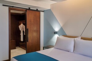 Frigobar, cofres nos quartos, escrivaninha